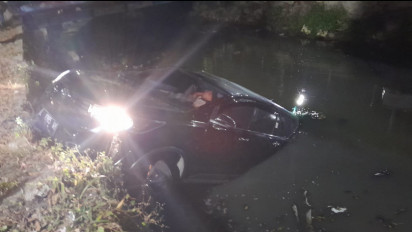 Minibus Tercebur ke Sungai di Jalan Raya Tenggilis Mejoyo, Saat Dievakuasi Sopir Masih Tertidur Diduga Mabuk