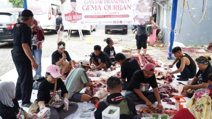 Sahabat Ganjar Bagi-bagi Daging Kurban 2 Ekor Sapi dan 3 Ekor Kambing untuk Warga Jakarta dan Depok