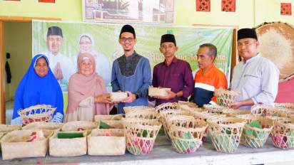 Ramah Lingkungan, Warga Bayung Lencir Muba Gunakan Besek Bambu dan Pelepah Pinang Untuk Daging Kurban