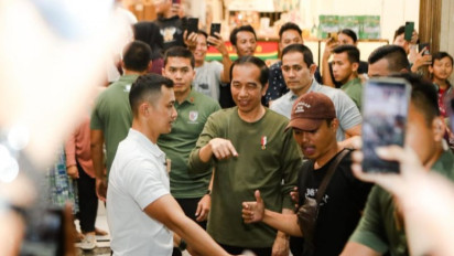 Pakai Kaos Lengan Panjang Jokowi Tampak Santai Menikmati Libur Lebaran di Jalan Malioboro