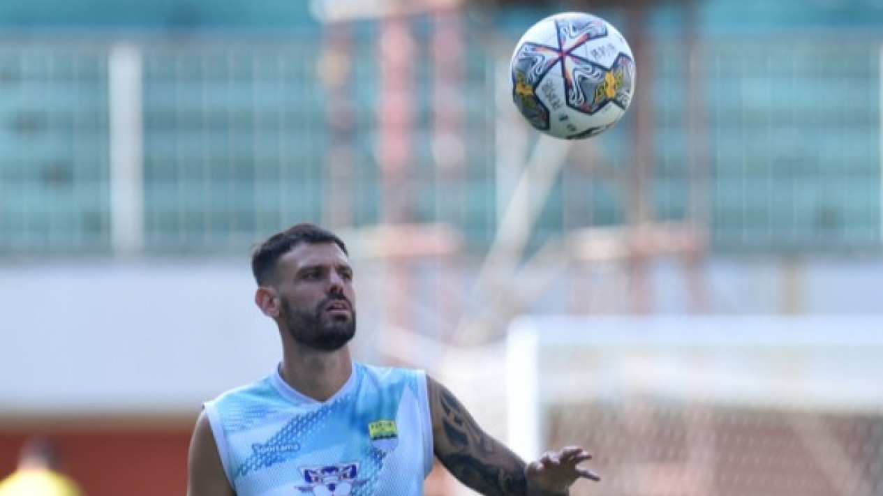 Baru Bergabung, Tyronne del Pino Langsung 'Rebut' Nomor Punggung Marc Klok di Persib Bandung
            - galeri foto