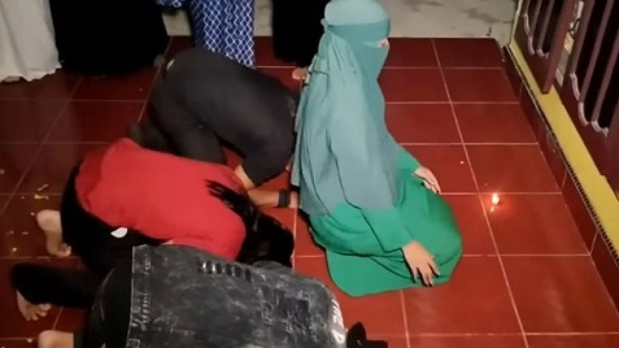 Santri Ponpes Al Kafiyah Salat Isya 100 Rakaat untuk Stok Seminggu
            - galeri foto