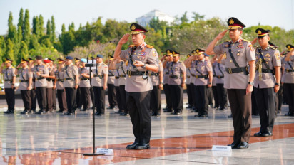 Jelang HUT ke-77 Bhayangkara, Kapolri dan Jajaran Ziarah ke TMP Kalibata