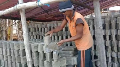 Musim Kemarau Berkah bagi Perajin Batu Bata di Sungai Bengawan Solo