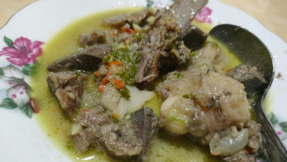 Kuah Santan Daging Kambing Seratus Cabai, Masakan Khas Serasan Sekate