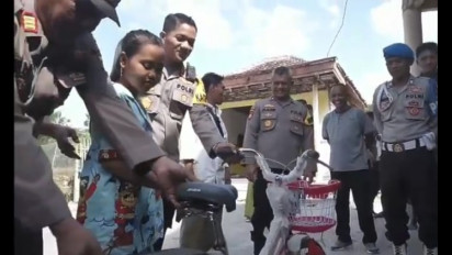 Haru, Seorang Bocah Penderita Sakit Jantung Gembira Saat Dapat Sepeda Ontel dari Polisi