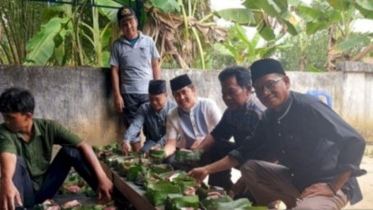 Unik! Warga Musi Banyuasin Gunakan Daun untuk Membungkus Daging Kurban