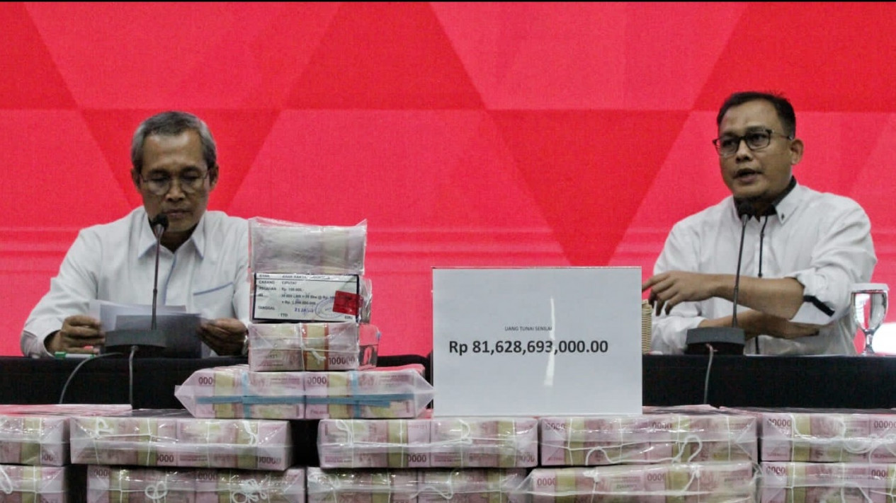 Wow! Lukas Enembe Pakai Duit APBD untuk Main Judi di Singapura
            - galeri foto