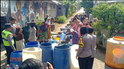Krisis Air Bersih, Ratusan Warga di Malang Rela Antre Air Bersih Bantuan Polisi