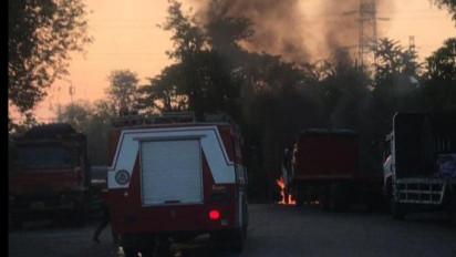 Truk Parkir di Gresik Terbakar Hebat Saat Kernet Tertidur di Ruang Kemudi