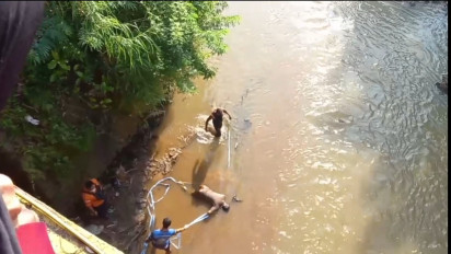 Dikira Warga Bangkai Hewan, Ternyata Jasad Manusia Mengapung di Aliran Sungai Cipeles Sumedang