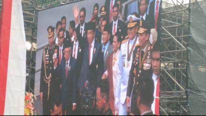 Presiden Joko Widodo Hadir pada Puncak Peringatan HUT Bhayangkara ke-77 Bareng Prabowo Subianto