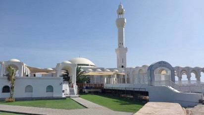Menengok Masjid Ar-Rahmah, Bangunan Modern  dan Tradisional yang Ada di Tepian Laut Merah