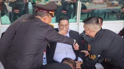 Ketua Bawaslu Rahmat Bagja Pingsan Saat Ikuti Puncak Peringatan HUT Bhayangkara ke-77