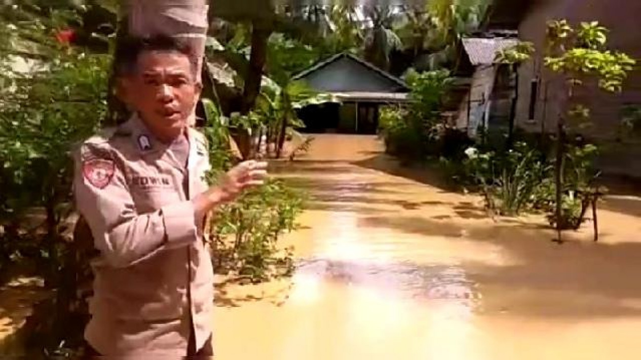 Belasan Rumah Warga di Tanggamus Lampung Masih Tergenang Banjir dan Material Longsor
            - galeri foto
