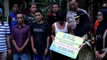 Bantuan 20 Juta Diberikan Bupati Tanggamus ke Korban yang Rumahnya Ambrol Diterjang Banjir Bandang