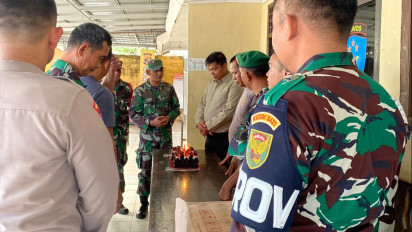 Geruduk Polsek Penengahan, Anggota TNI Koramil 421-03/Pnh Beri Ucapan Hari Bhayangkara ke 77