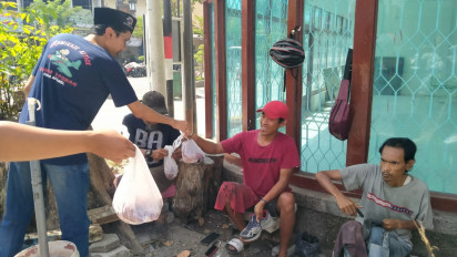 Komunitas Wartawan di Gresik Salurkan Ratusan Bungkus Daging Kurban pada Warga di Kota Lama