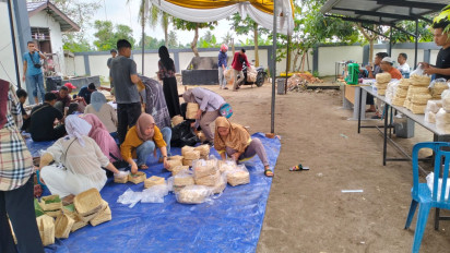 Dinkominfo Muba Bagi Qurban Sapi dengan Anyaman Bambu yang Ramah Lingkungan