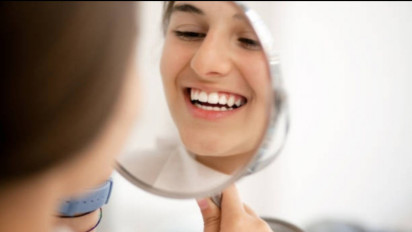 Memutihkan Gigi hanya dengan Modal Rp10 Ribu Doang Emang Bisa? Boleh Dicoba Tips dari YouTuber Cantik, Hasilnya...