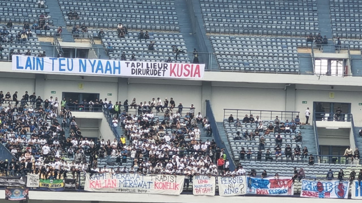 Pembelaan Manajemen Persib Bandung Usai Bobotoh Pilih Walk Out di Stadion GBLA, Imbas Kenaikan Harga Tiket Kandang
            - galeri foto