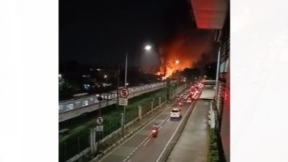 Jadi Sorotan Pengendara! Api dengan Asap Membumbung Tinggi Terlihat dari Jalan I Gusti Ngurah Rai Jakarta Timur