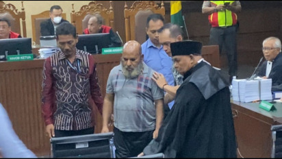 Keluarga Sebut Sidang Terdakwa Lukas Enembe Tanpa Alas Kaki Akan Jadi Catatan Sejarah