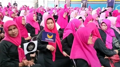 Emak-emak Berkerudung Pink "Mak Manies" Siap Menangkan Anies Baswedan Pada Pilpres 2024