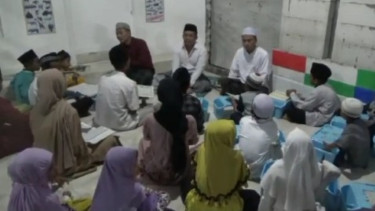 Seorang Anggota Polisi di Bangkalan Merangkap Jadi Guru Ngaji, Begini Kisahnya