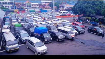 Libur Panjang, Antrean Kendaraan Padati Pelabuhan ASDP Ketapang Banyuwangi