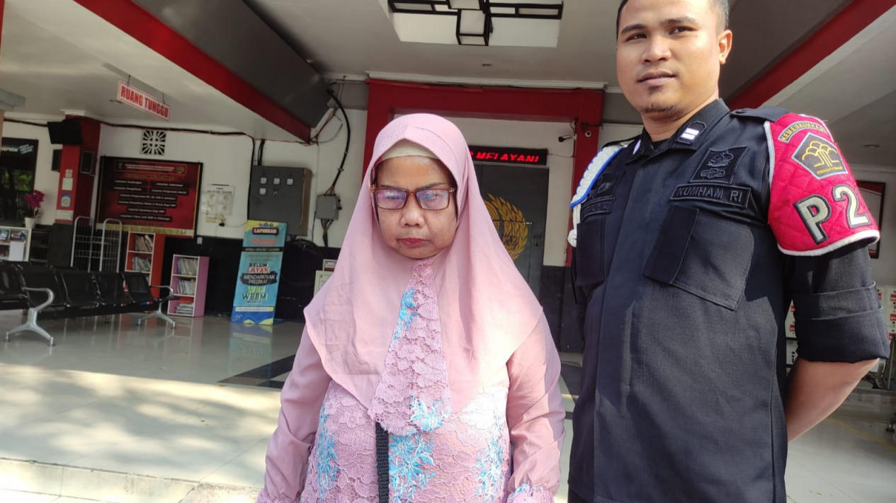 Masriah, Pelaku Teror Air Kencing dan Tinja Digugat Korban Senilai 1 Miliar Rupiah
            - galeri foto