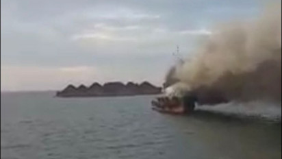 Kapal TB Paiton Bermuatan Batubara Terbakar Hebat di Selat Bangka