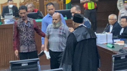 Jadi Catatan Sejarah, Lukas Enembe Jalani Sidang Tanpa Alas Kaki