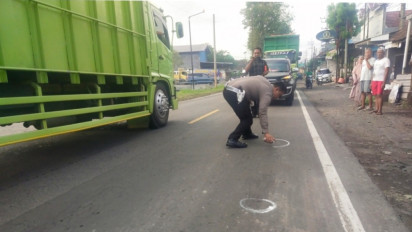 Pemotor Tewas Usai Bersenggolan dan Terlindas Roda Truk Tronton di Lumajang