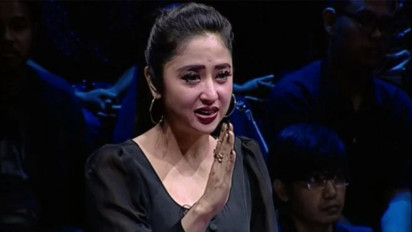 Rumahnya Dikepung Warga, Dewi Perssik Beri Klarifikasi