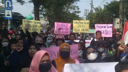 Ribuan Warga Berunjukrasa di Depan PT KAI Daop 8 Surabaya, Tuntut Tetap Tinggali Tanah yang Saat Ini Ditempati