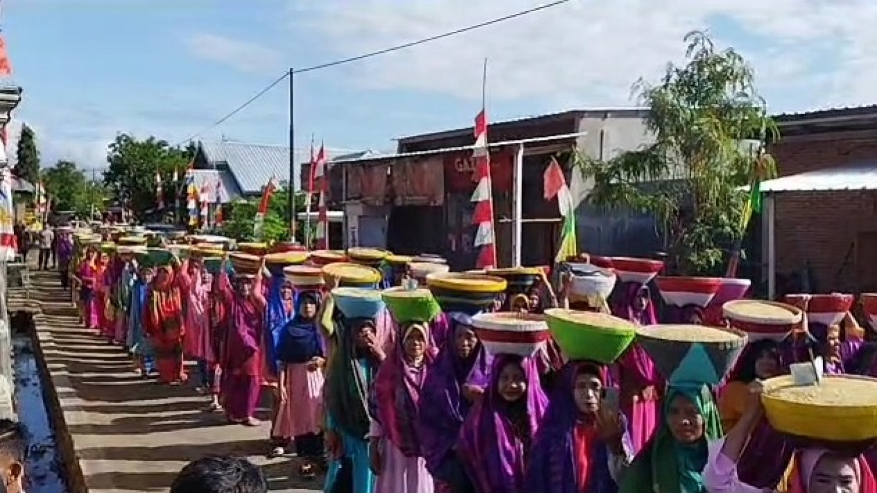 Tradisi "Nuja Rame" Cara Masyarakat Desa Lamenta Sumbawa Galang Dana untuk Pembangunan Masjid
            - galeri foto