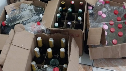 Bravo! Polisi Bongkar Gudang Miras Berkedok Kemasan Air Mineral