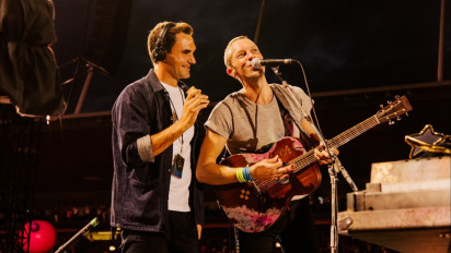 Roger Federer Nyanyi Bareng Chris Martin di Konser Coldplay