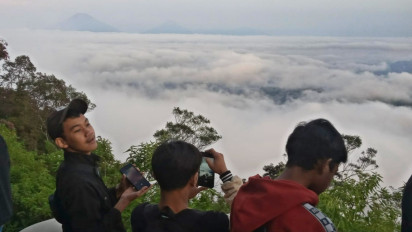 Pesona Sunrise Puncak Telomoyo, NegeridDi Atas Awan