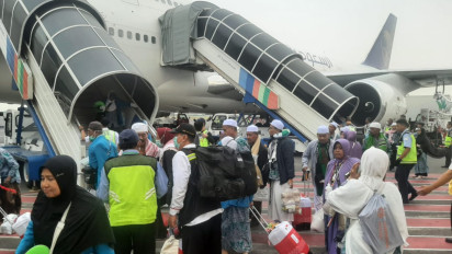 Terlambat Hampir Dua Jam, Kloter Pertama Jemaah Haji Debarkasi Surabaya Tiba di Juanda