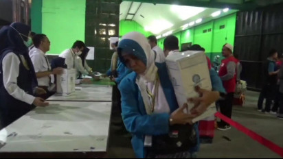 Setiap Jemaah Haji yang Tiba di Asrama Haji Sukolilo Surabaya dapat Air Zam-Zam 10 Liter