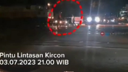 Keren! Ini Momen Heroik Petugas Keamanan Perlintasan Selamatkan Lansia Nyaris Tersambar Kereta di Kota Bandung 