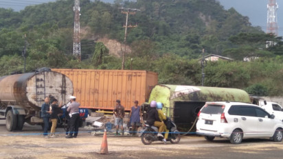 Mobil Tangki Muatan Minyak CPO Terguling, Sopir Alami Luka