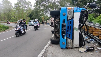 Rem Blong, Mobil Elf Muat Wisatawan Terguling di Sarangan, Belasan Orang Luka-Luka