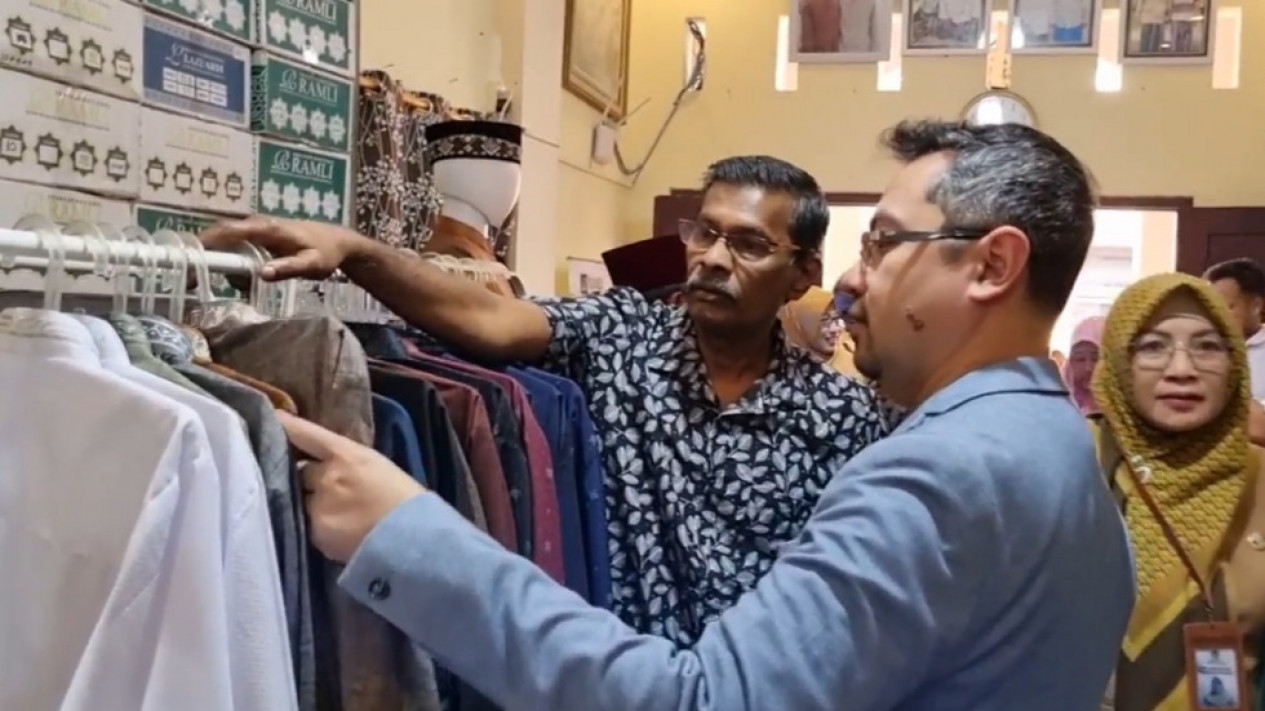 Pasar Malaysia Mulai Melirik Busana Muslim Hasil Kerajinan Warga Lokal Gresik
            - galeri foto