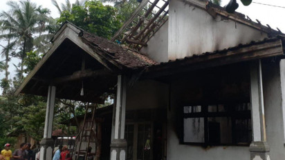 Ditinggal Jenguk Anak ke Ponpes, Sebuah Rumah di Banyuwangi Terbakar