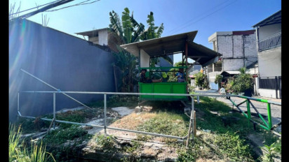 Tanahnya Diserobot Ketua RW, Seorang Ibu asal Surabaya Marah-Marah karena Dibangun Pos Keamanan