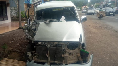 Hantam Truk Gandeng di Jalan Raya Genteng Banyuwangi, Mobil Toyota Kijang Ringsek