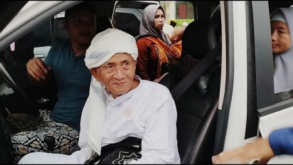 Momen Haru Kakek Harun Usia 119 Tahun, Jemaah Haji Tertua se Indonesia Tiba di Pamekasan
